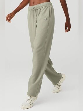ALO Yoga
Women’s Accolade Straight Leg Sweatpant - Limestone
